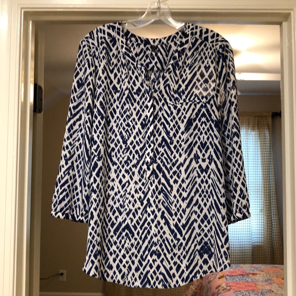 Beautiful navy & white NYDJ blouse.